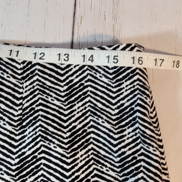 Chico's Crop Zebra Style Print Crop Leg Caucho Capri Pants Women's Size 1 - Picture 14 of 16